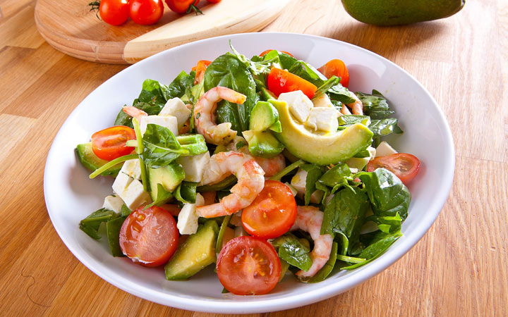 Salat mit Avocado und Garnelen für das neue Jahr 2020