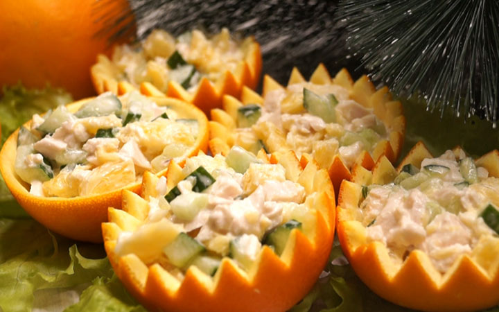 Salat mit Orangen und Huhn für das neue Jahr 2020