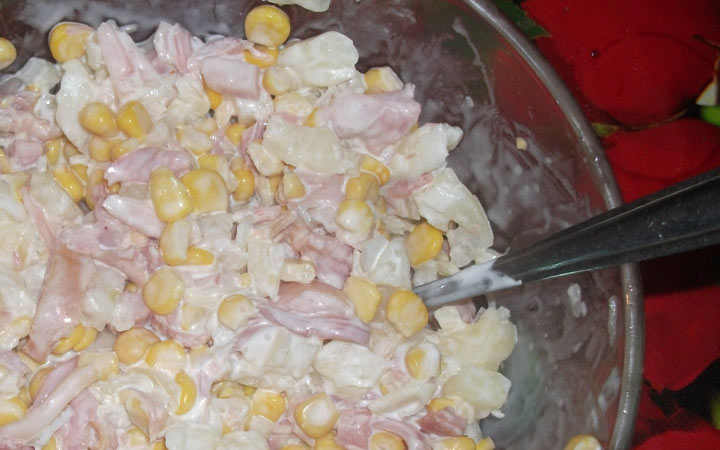 2020 Neujahrssalat mit geräuchertem Hähnchen und Ananas