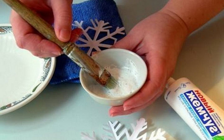 Wir verzieren die Fenster mit Zahnpasta für das neue Jahr 2020