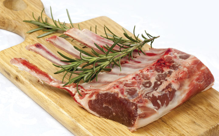 Wie man ein Lammkarree mit Rosmarin für das neue Jahr 2020 kocht