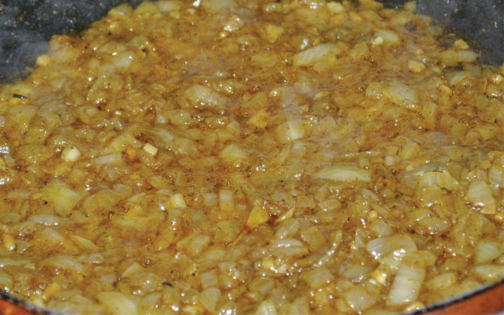 Kochen des Lammkarrees auf dem Tisch des neuen Jahres im Jahre 2020