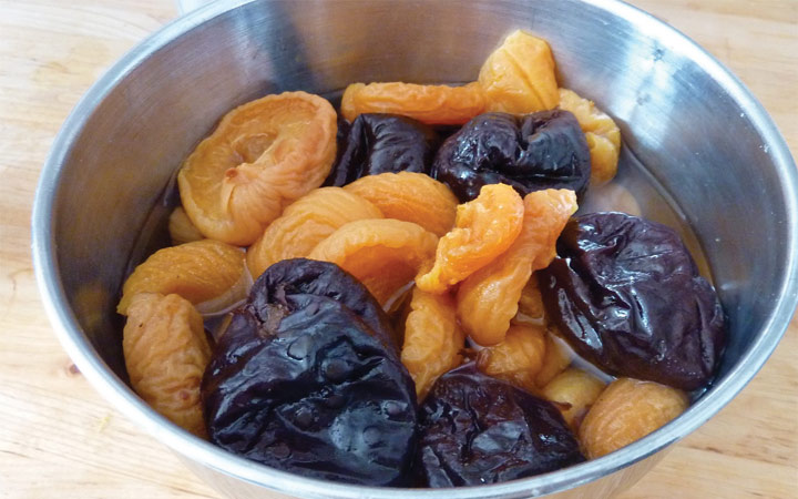 Schweinefleisch mit Pflaumen und getrocknetem Aprikosenteller für das neue Jahr 2020