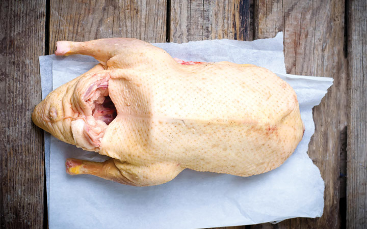 Weihnachtsente mit dem Reis und Mandel, die Rezept kochen