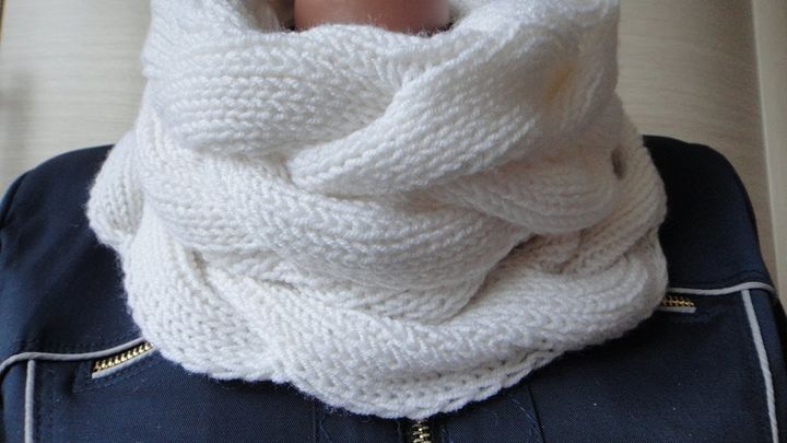 Snood mit einem Muster aus Zöpfen