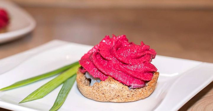 Hering unter einem Pelzmantel