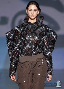 Bluse mit Rüschen und weiten Ärmeln 2019-2020