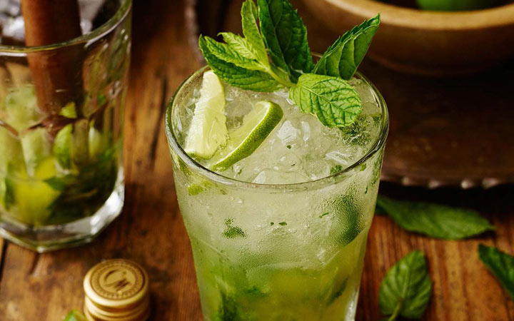 Alkoholfreies Mojito für das neue Jahr 2020