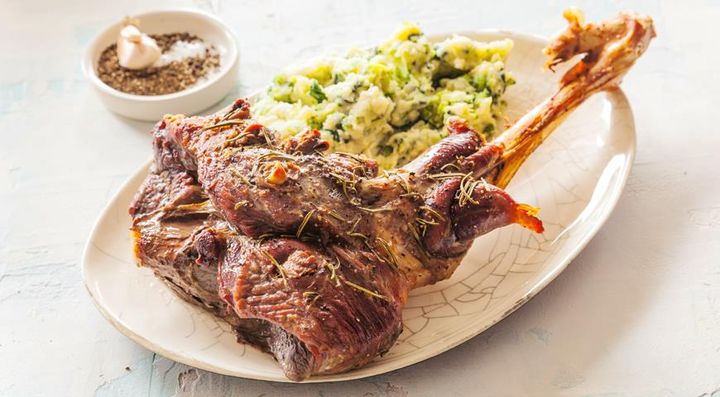 Gebackenes Lamm mit Sardellen und Knoblauch