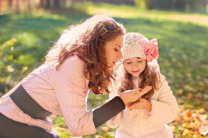Mutter und Tochter gehen in den Park