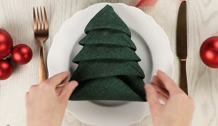 So falten Sie eine Serviette zum Neujahrstisch