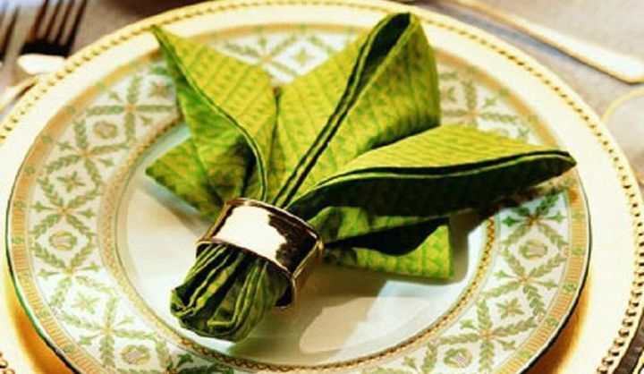 So falten Sie eine Serviette zum Neujahrstisch