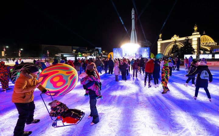 Eisbahn auf der VDNKh Rocket-Plattform
