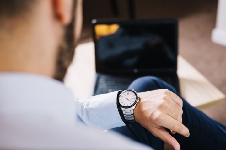Ein Mann schaut auf seine Uhr