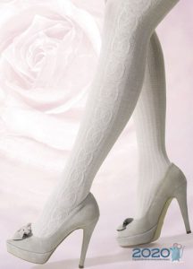 Dicke weiße Strumpfhose - ein Trend des Winters 2019-2020