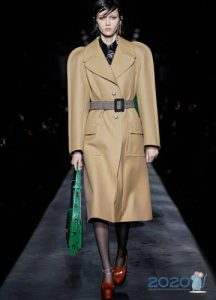 Stylischer Mantel unter dem Gürtel Winter 2019-2020