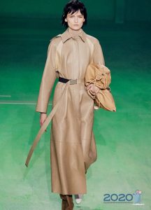Langer beiger Trenchcoat Herbst-Winter 2019-2020
