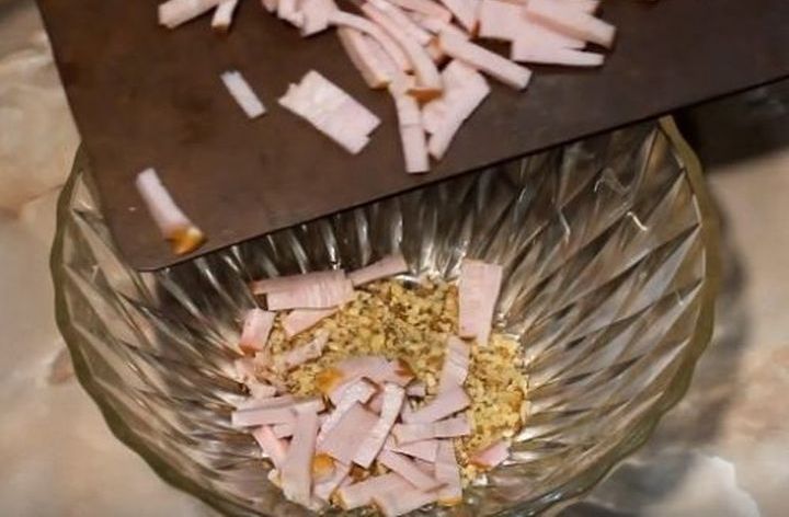 Kochen des Weihnachtssalat Weihnachtsbaumspielzeugs