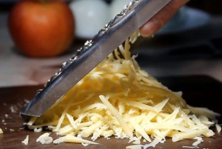 Kochen des Weihnachtssalat Weihnachtsbaumspielzeugs