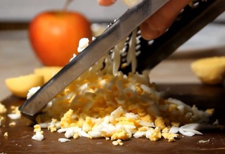 Kochen des Weihnachtssalat Weihnachtsbaumspielzeugs