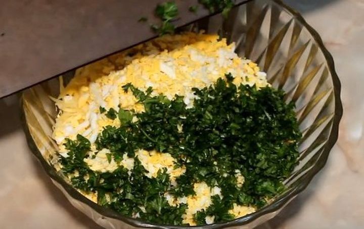 Kochen des Weihnachtssalat Weihnachtsbaumspielzeugs