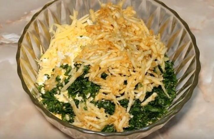 Kochen des Weihnachtssalat Weihnachtsbaumspielzeugs