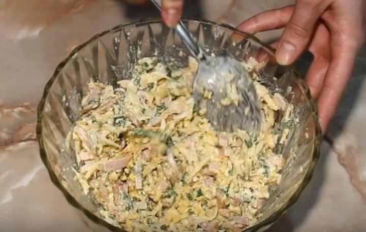 Kochen des Weihnachtssalat Weihnachtsbaumspielzeugs