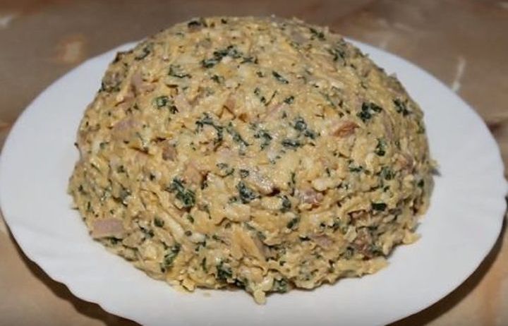 Kochen des Weihnachtssalat Weihnachtsbaumspielzeugs