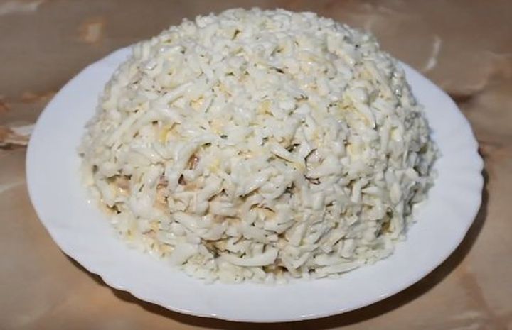 Kochen des Weihnachtssalat Weihnachtsbaumspielzeugs