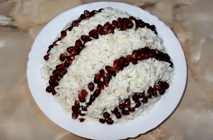 Kochen des Weihnachtssalat Weihnachtsbaumspielzeugs