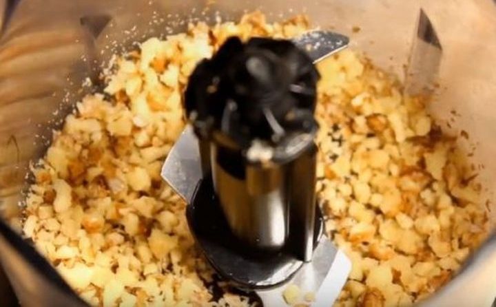 Kochen des Weihnachtssalat Weihnachtsbaumspielzeugs