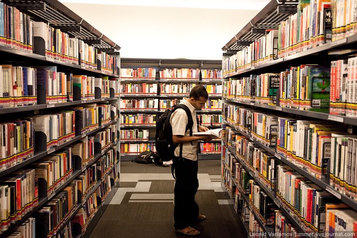 Mann in der Bibliothek
