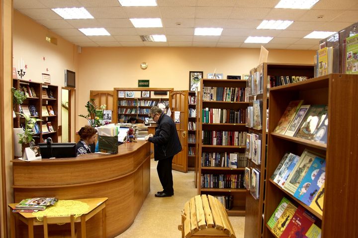 Mann in der Bibliothek