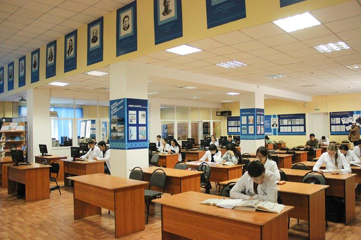 Kinder in der Bibliothek