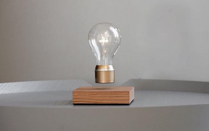 Schwebende Glühbirne