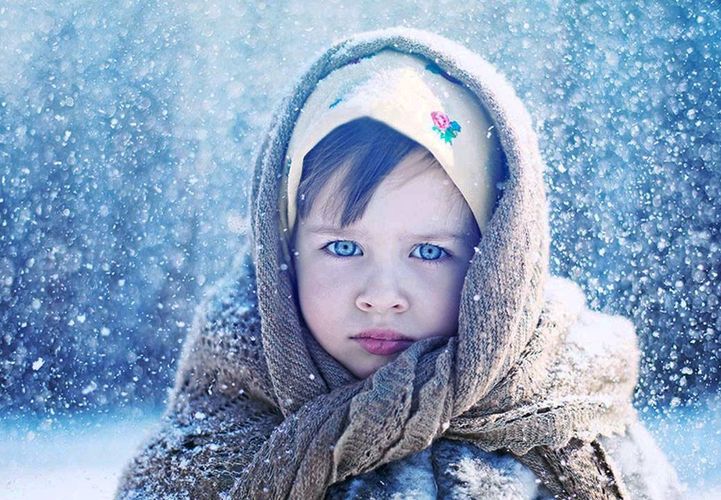 Mädchen in einem Daunenschal