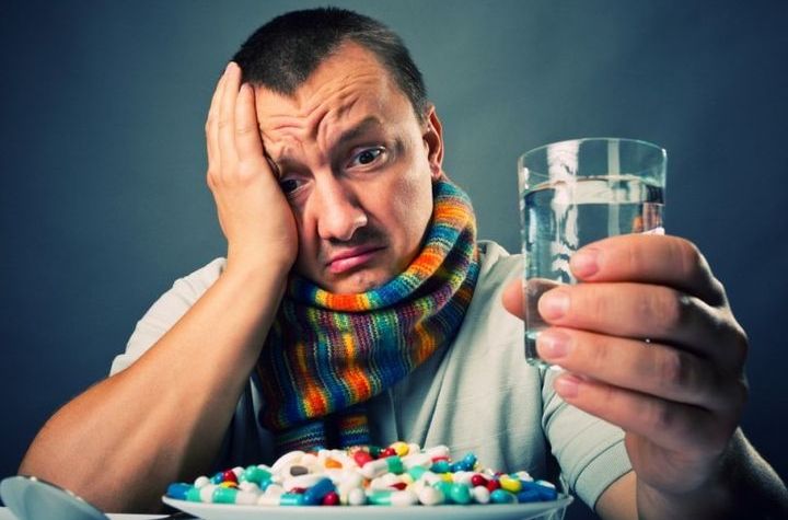 Ein Mann hat eine Erkältung