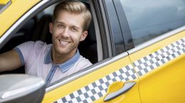 Taxifahrer in einem Auto