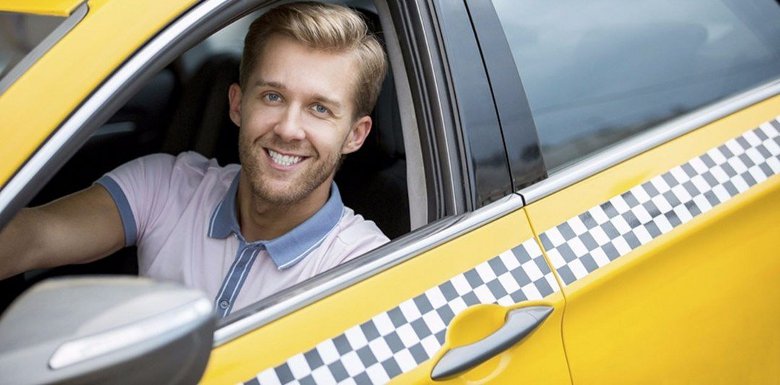 Taxifahrer in einem Auto