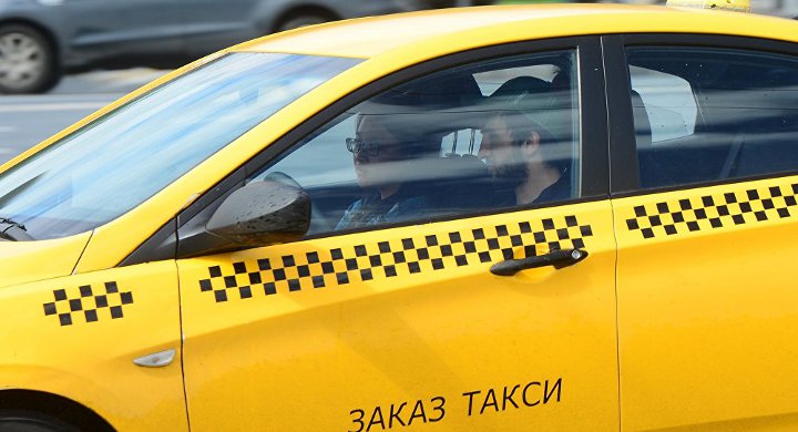Taxifahrer in einem Auto
