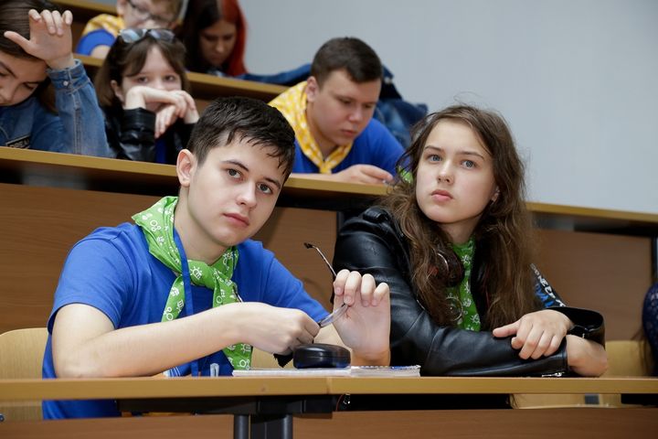 Schulkinder an einem Schreibtisch