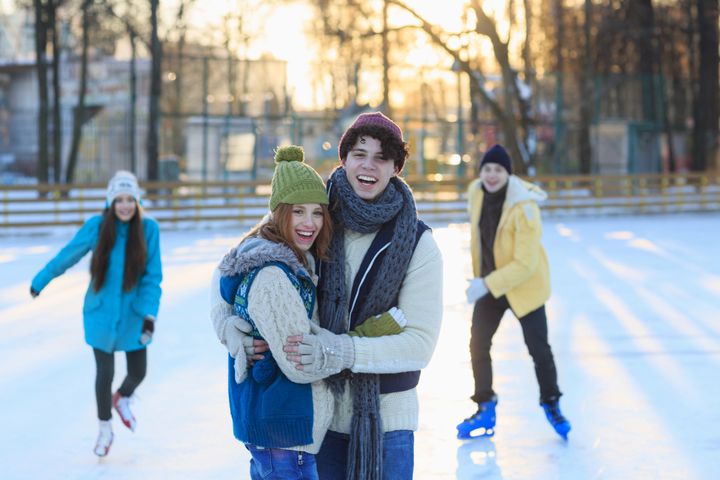 Freunde an der Eisbahn