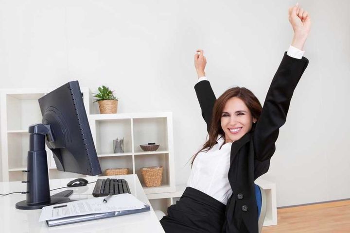 Zufriedene Büroangestellte