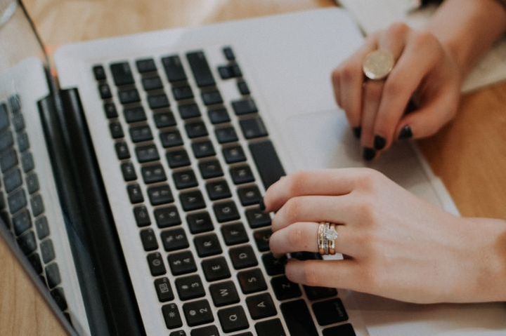 Mädchen arbeitet an einem Computer