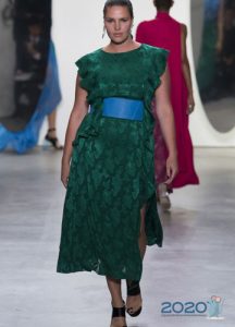 Langes Kleid mit Schlitz in Übergröße 2019-2020