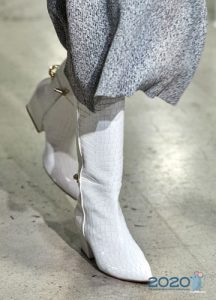 Trendy weiße Stiefel 2020