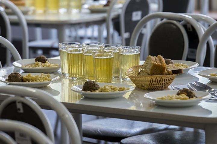 Essen in der Schulcafeteria