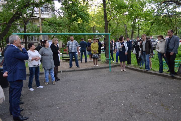 Bewohner des Hofes diskutieren Landschaftsbau