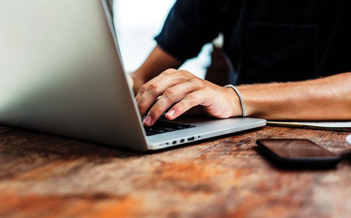 Ein Mann arbeitet an einem Laptop