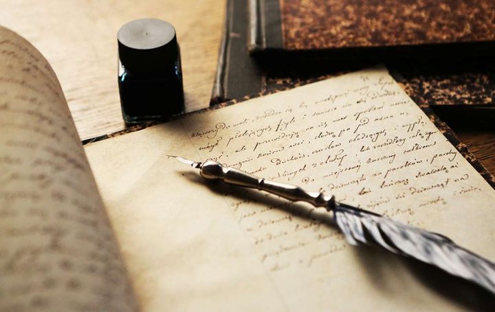 Feder, Tinte und Blatt Papier.